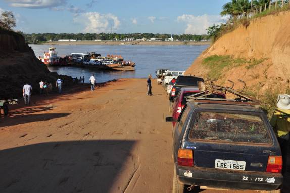 Fila da balsa para atravessar o Rio Madeira e chegar à Porto Velho, a capital de Rondônia